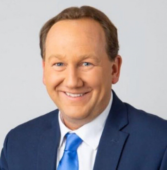 Chris Egan Biography: KING 5 Seattle Sports Anchor, Career, Family & Net Worth Chris Egan, the Emmy and Murrow Award-winning sports anchor and reporter